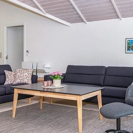 6 Person In Hojslev-by Traum