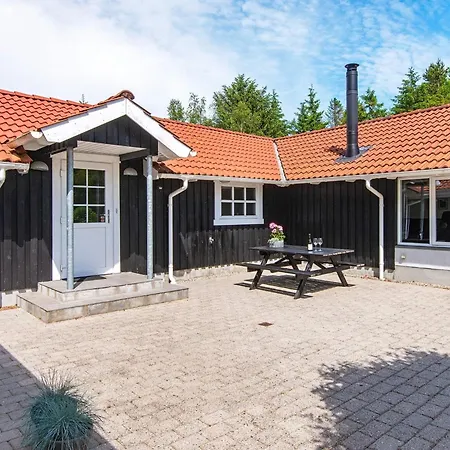 6 Person In Hojslev-by Traum